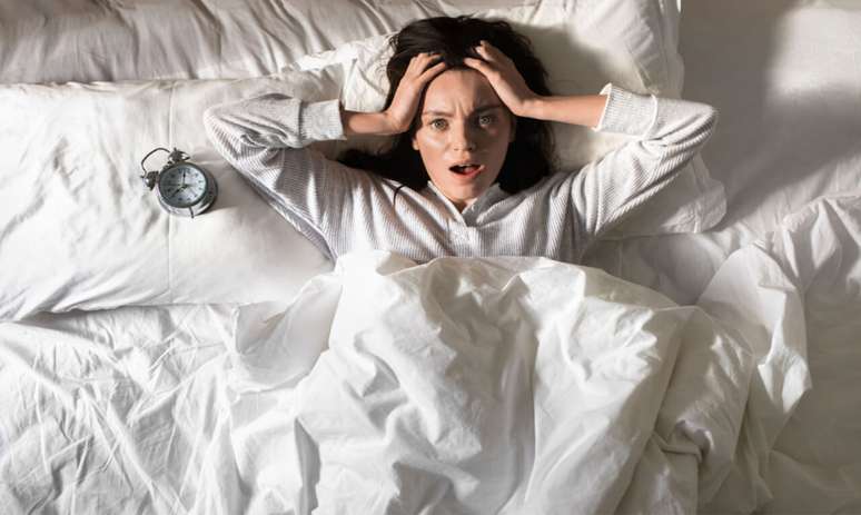 Dormir menos de 5 horas aumenta risco de depressão, aponta estudo -