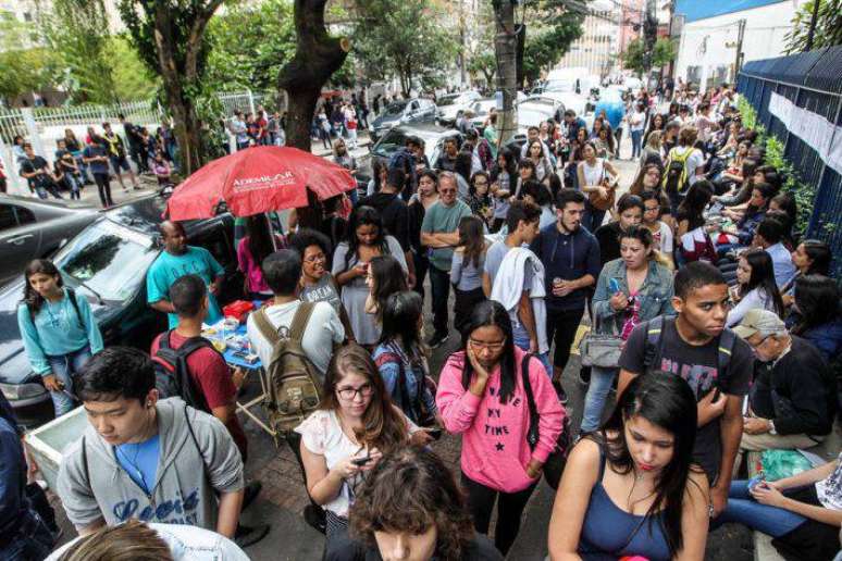 Candidatos aguardam abertura dos portões em um dos endereços de prova do Enem em São Paulo; Inep está analisando locais onde exame será aplicado em novembro