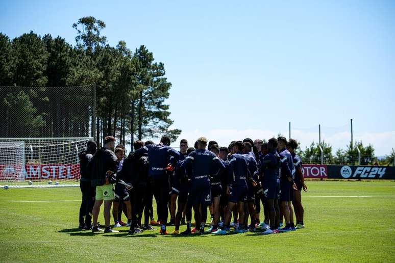 Jogadores da LDU atentos a preleção do treinador Zubeldía. Enfim está chegando a hora da final –