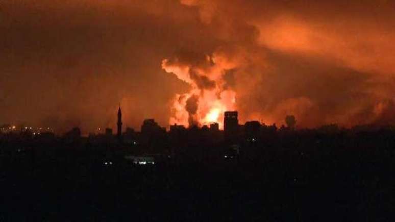 Bombing of Gaza intensifies and Hamas claims to have fired rockets at Israel;  follow