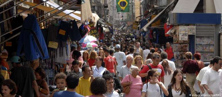 Brasileiros estão mais velhos, aponta Censo 2022. Idade mediana da população subiu de 29 para 35 anos em 12 anos