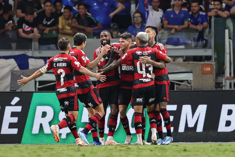 Na camisa, Flamengo joga com patch de título que não conquistou