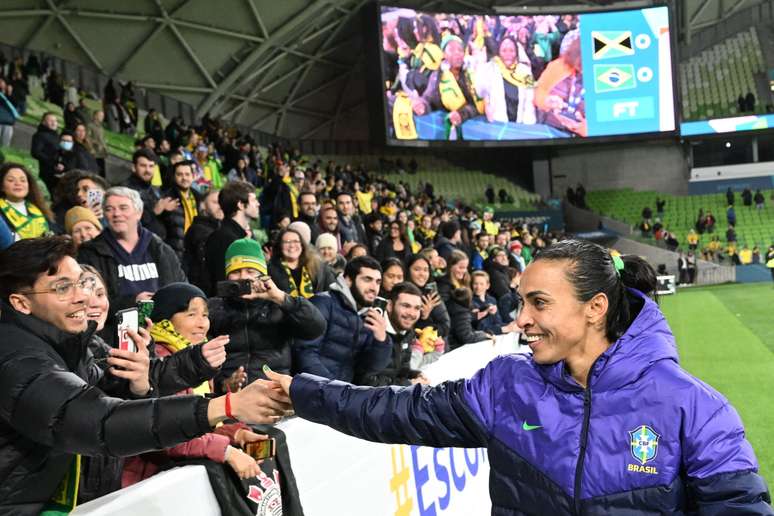 Marta is chosen to take the checkered flag in the Brazilian Formula 1 GP