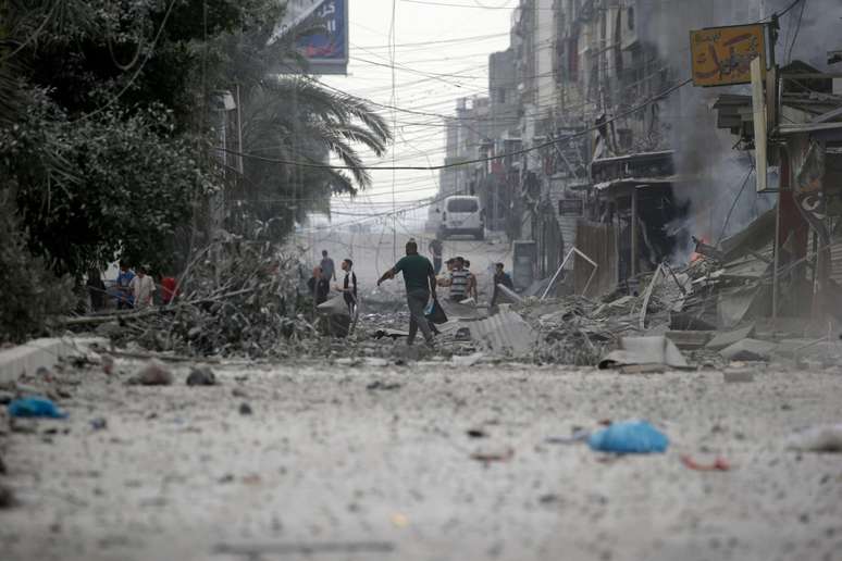 Destrui&ccedil;&atilde;o na Cidade de Gaza na manh&atilde; desta sexta-feira, 27