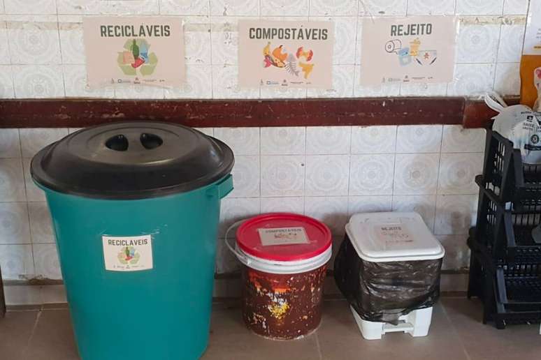 Lixeiras onde são jogados os resíduos recicláveis, orgânicos e rejeitos ficam espalhadas pela escola