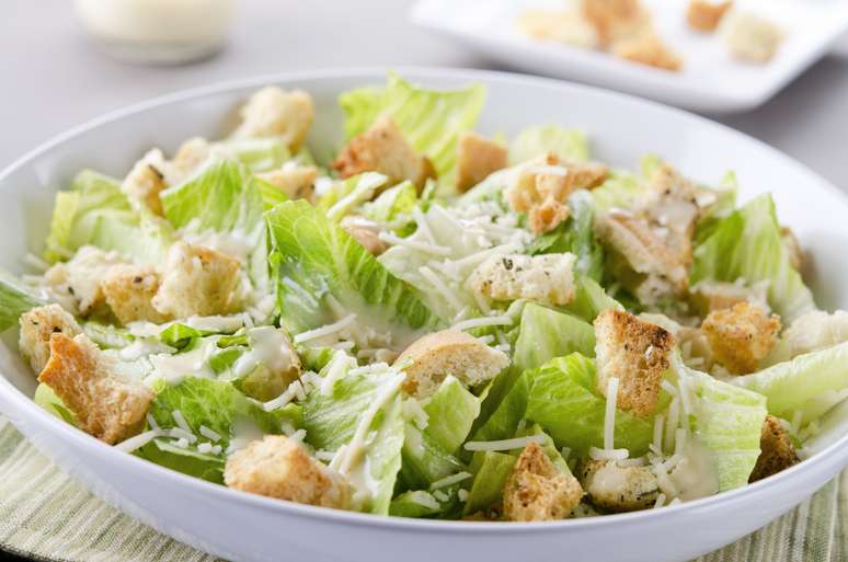 Croutons dão crocância para a salada e podem ser feitos com o pão amanhecido