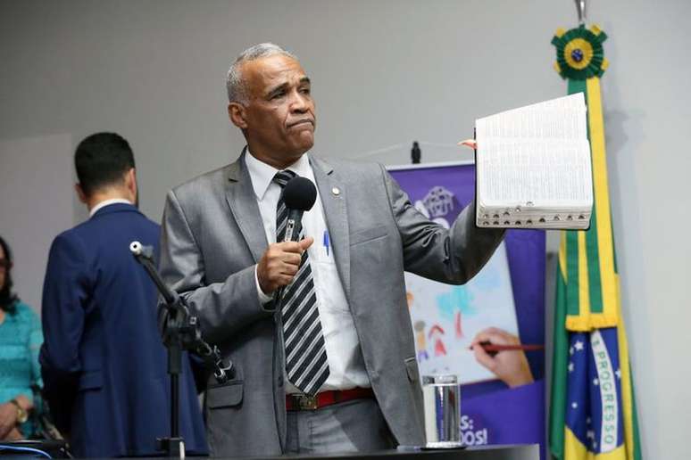 O deputado Pastor Isidório afirmou, na campanha de 2018, que é "ex-gay"