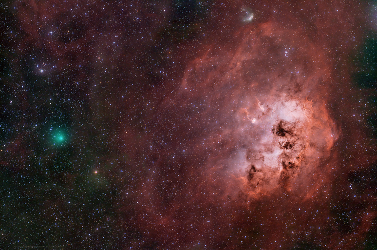 Cometa 2P/Encke com seu coma esverdeado e a nebulosa IC 410 (Imagem: Reprodução/Dan Bartlett)
