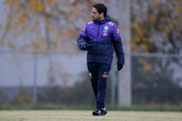 Técnico Arthur Elias estreia no comando da Seleção Feminina neste sábado (28), contra o Canadá, em Montreal |