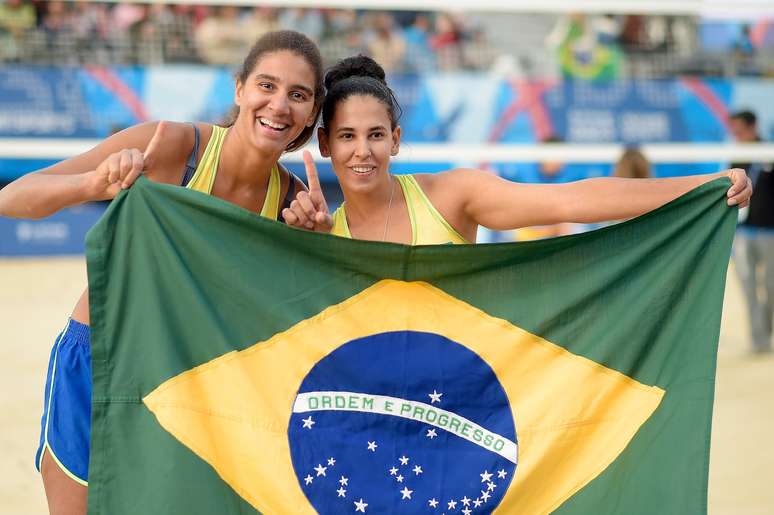 Ana Patrícia e Duda comemoram a conquista da medalha de ouro no vôlei de praia no Pan-Americano de Santiago