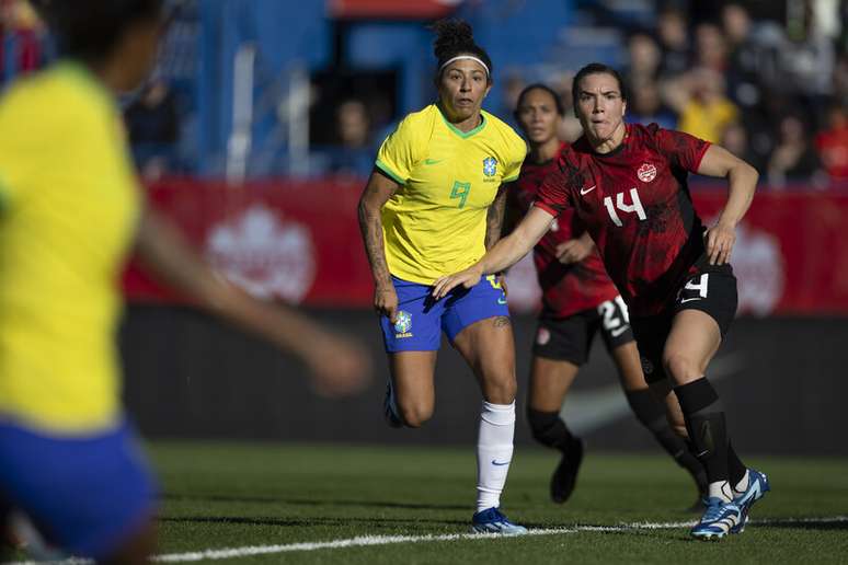 Cristiane em ação pela Seleção Brasileira no amistoso diante das canadenses –