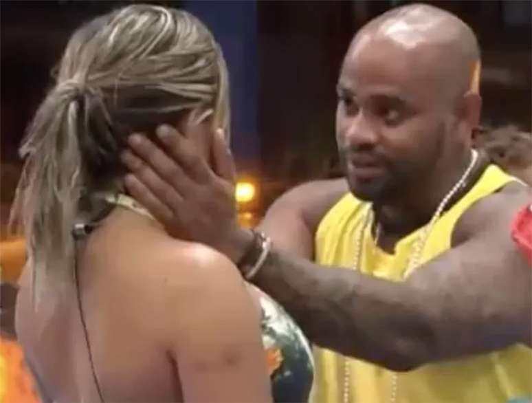 The Farm |  Cezar Black criticizes Kally’s behavior and reveals that he has someone outside the reality show