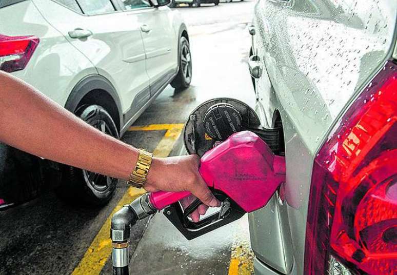 Preço médio da gasolina nos postos teve queda de 0,8%, para R$ 5,69 por litro, na semana entre os dias 22 e 28 de outubro