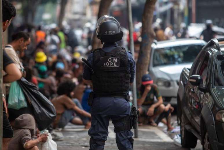 Guarda Civil Metropolitana (GCM) realiza revista em usuarios de crack na rua Guaianases, próxima à Avenida Rio Branco, em abril deste ano