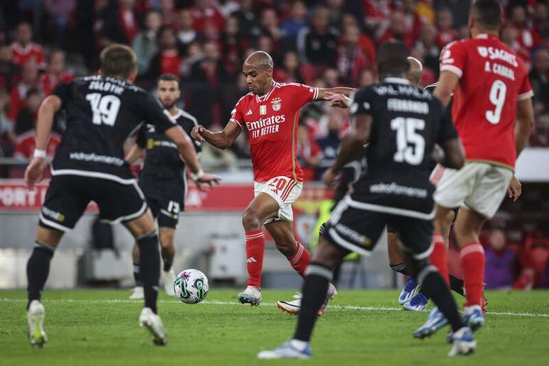 João Mario  prepara o chute que vai terminar na rede. É o gol do Benfica contra o Casa Pia. Mas no fim, apenas 1 a 1 –  Patricia de Melo Moreira/AFP via Getty Images