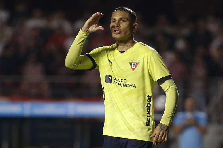 Homens muito decepcionados depois de uma partida de futebol