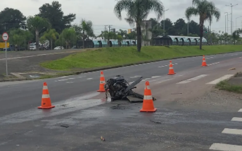 Motor foi arremessado cerca de 300 metros do ponto onde o carro de luxo parou.