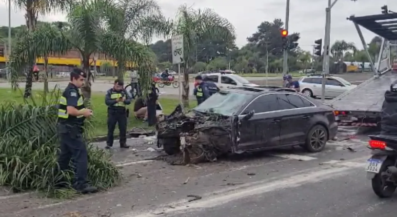 PR: Motor é arrancado após carro de luxo bater contra duas árvores