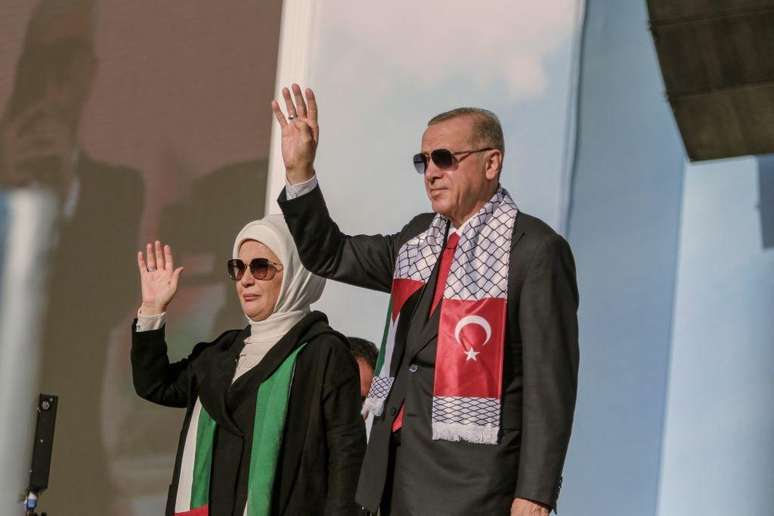 O Presidente Recep Tayyip Erdoğan dirigiu-se a centenas de milhares de pessoas e disse que Israel estava cometendo “crimes de guerra”.