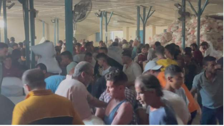 Pessoas levaram farinha e outros suprimentos b&aacute;sicos de armaz&eacute;ns e centros de distribui&ccedil;&atilde;o no centro e sul de Gaza