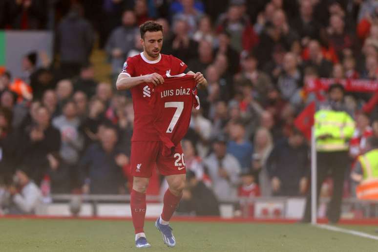 Diogo Jota mostra a camisa de Luis Díaz, homenageado logo após o português fazer o primeiro gol do Liverpool