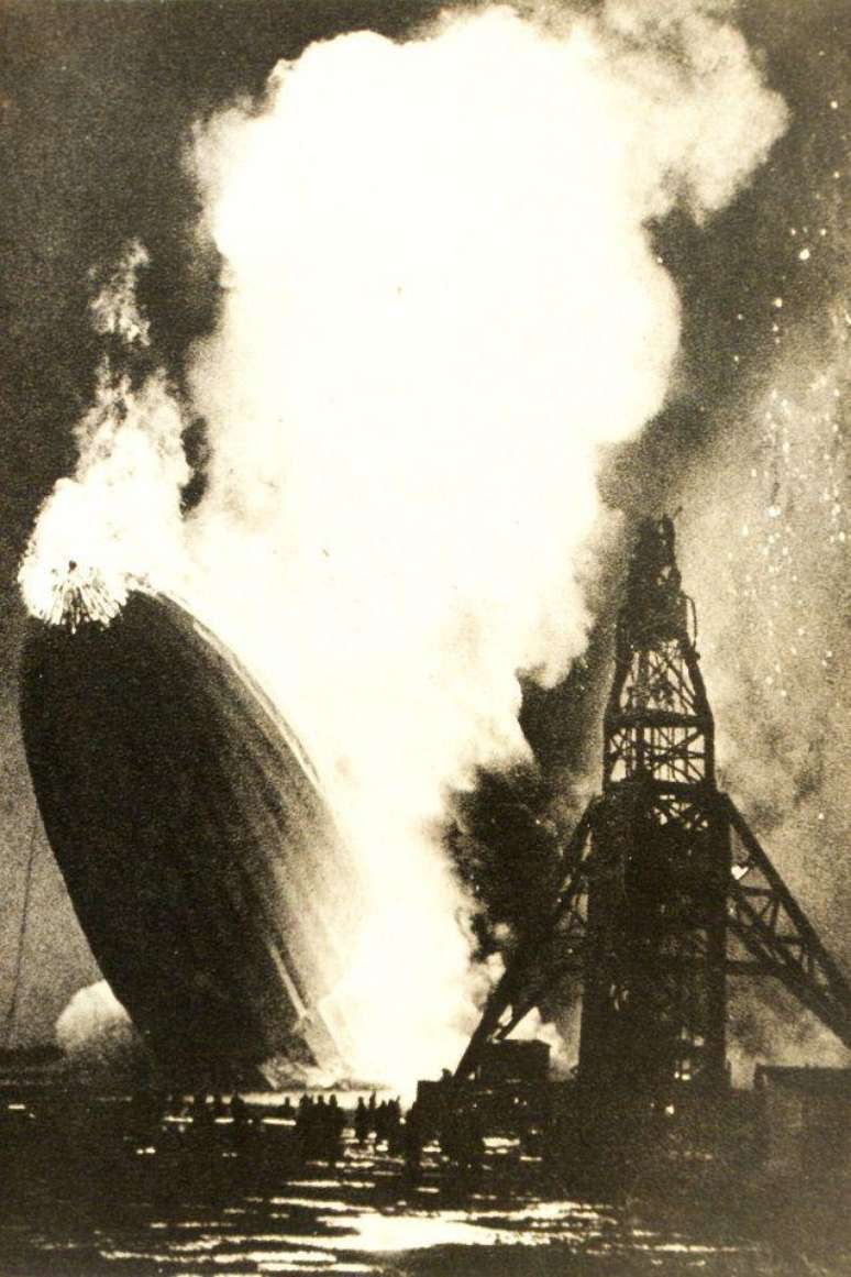 A explosão do Hindenburg em 1937 é uma tragédia comparada ao naufrágio do Titanic, em 1912