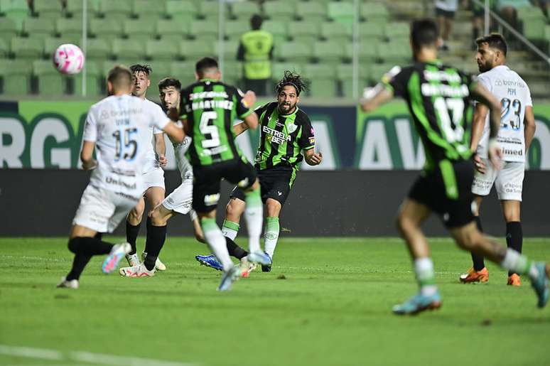 América e Grêmio se enfrentaram no Independência em um jogo con três viradas e sete gols –