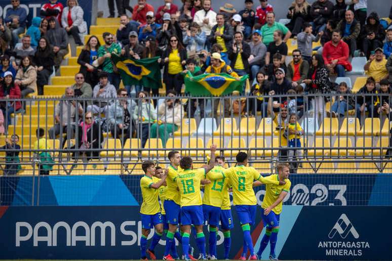 Brasilleiros celebra um dos gols sobre Honduras –