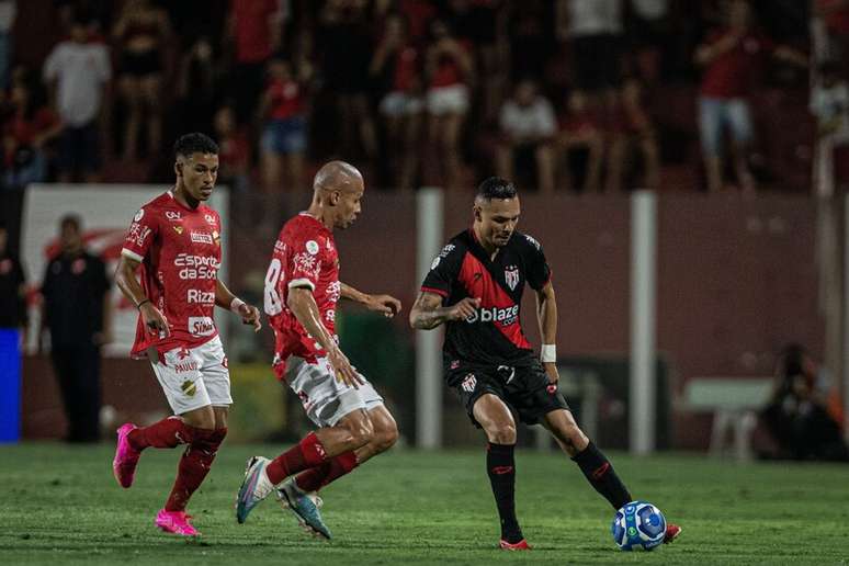 Jogadores de Vila Nova e Atlético-GO em disputa de bola pela Série B –