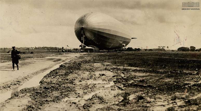 O LZ 127 Graf Zeppelin atracado no Campo do Jiquiá, no Recife