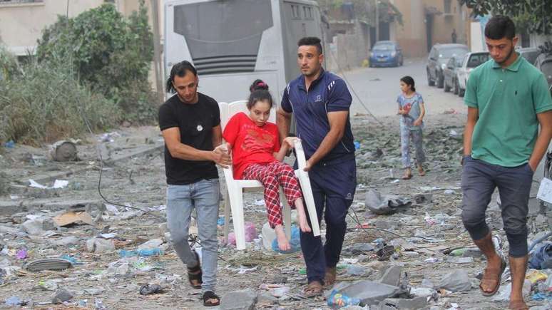 Relatos de pessoas dentro de Gaza narram "caos completo" em meio aos bombardeios