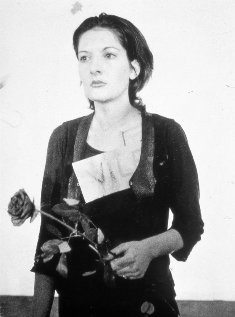 Marina Abramović encena Ritmo 0 em 1974.