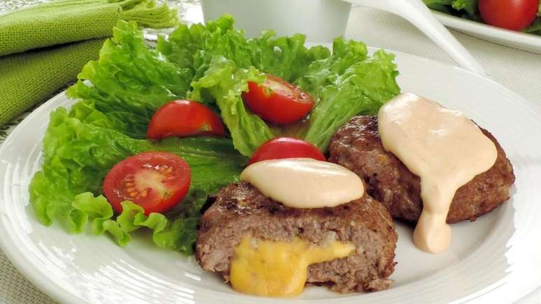 Homemade stuffed hamburger: better recipe than fast food