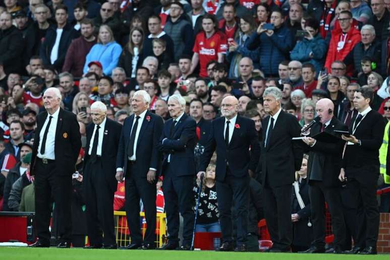 Lendas do City e do United que jogaram contra e a favor  de Bobby Charlton nos anos 60 foram as presenças mais ilustres da série de homenagens ao ícone do futebol, morto aos 86 anos em 21/10 –