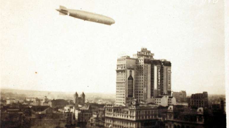 Graf Zeppelin sobrevoa o Edifício Martinelli, em São Paulo, em 1935; ele fez 68 viagens pelo Brasil entre 1930 e 1937