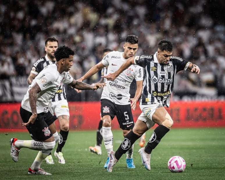 Em um jogo polêmico, Santos consegue empatar contra o Corinthians