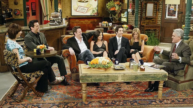 O elenco reunido no set de Friends com Jay Leno para um especial do programa Tonight Show em 2004