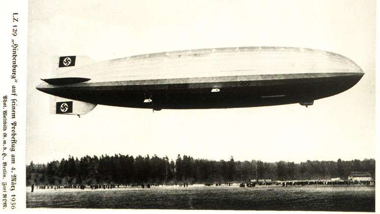 O LZ 129 Hindenburg com a suástica no leme