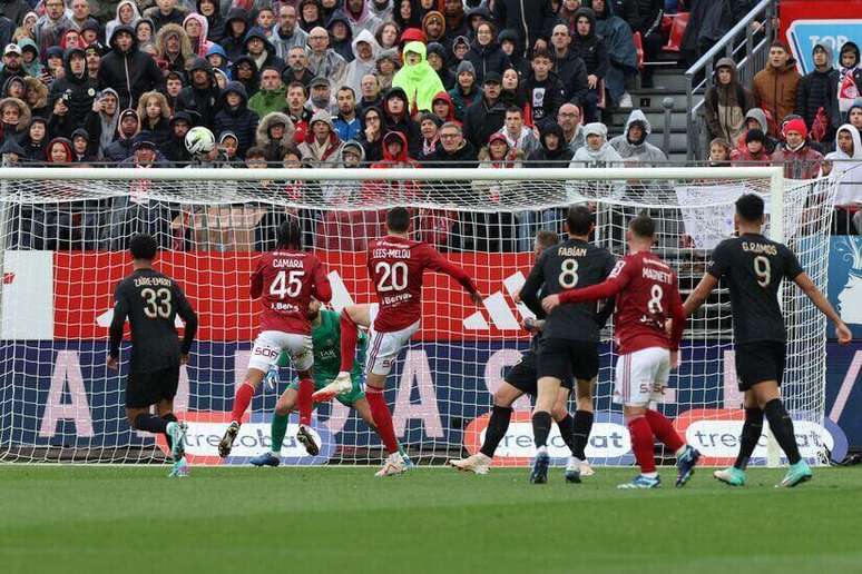  Zaire-Emery (o camisa 33) finaliza para marcar o primeiro gol do PSG no jogo com o Brest  –