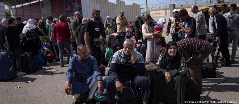 Palestinos esperam para cruzar a fronteira com o Egito, a única saída de Gaza não controlada por Israel