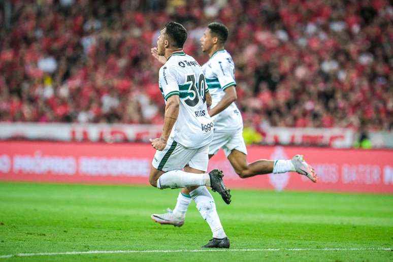 Coritiba vence jogo maluco contra o Internacional marcado por