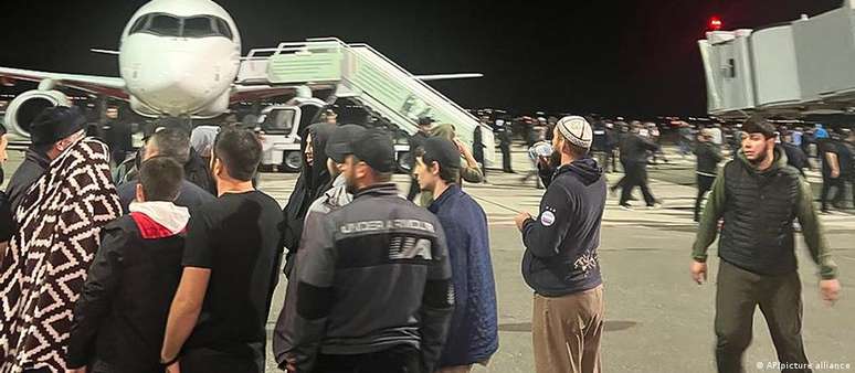 Invasores no pátio de aeronaves do aeroporto de Makhatchkala. Turba apareceu após convocações em redes sociais