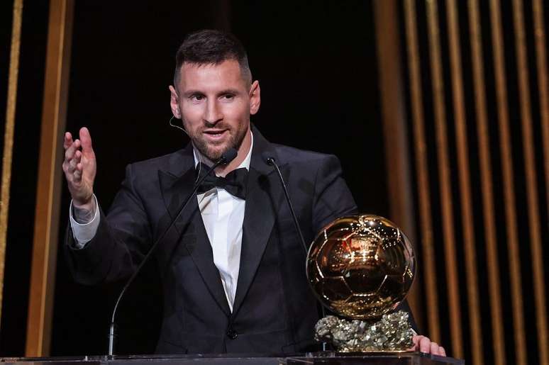 Messi dedica Bola de Ouro a Maradona e destaca importância da Copa do Mundo  na premiação - Gazeta Esportiva