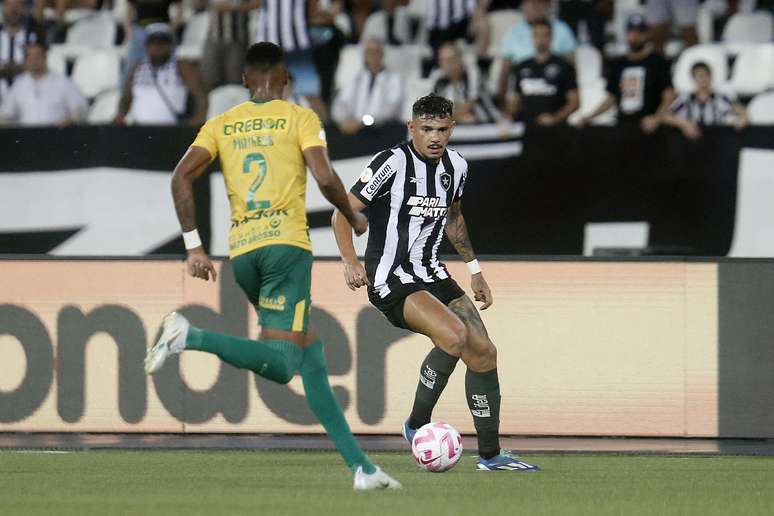 Tiquinho se salva em derrota do Botafogo 
