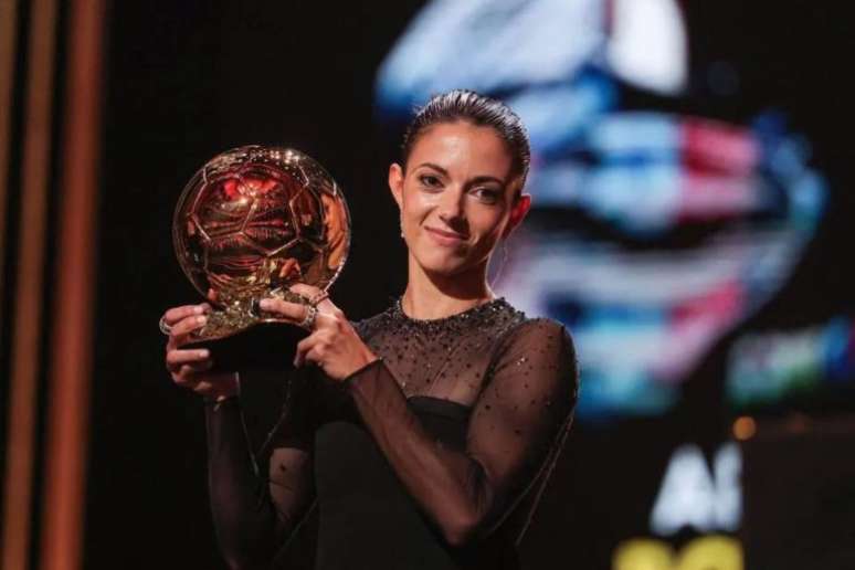 A habilidosa Bonmatí, meia do Barcelona e da seleção espanhola, é eleita a melhor jogadora do mundo; Debinha fica na 28ª posição