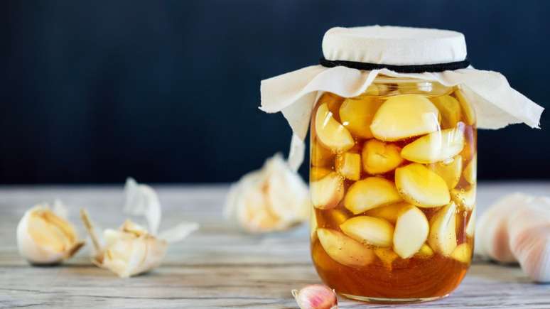 Homemade marinated garlic: healthy and easy to prepare