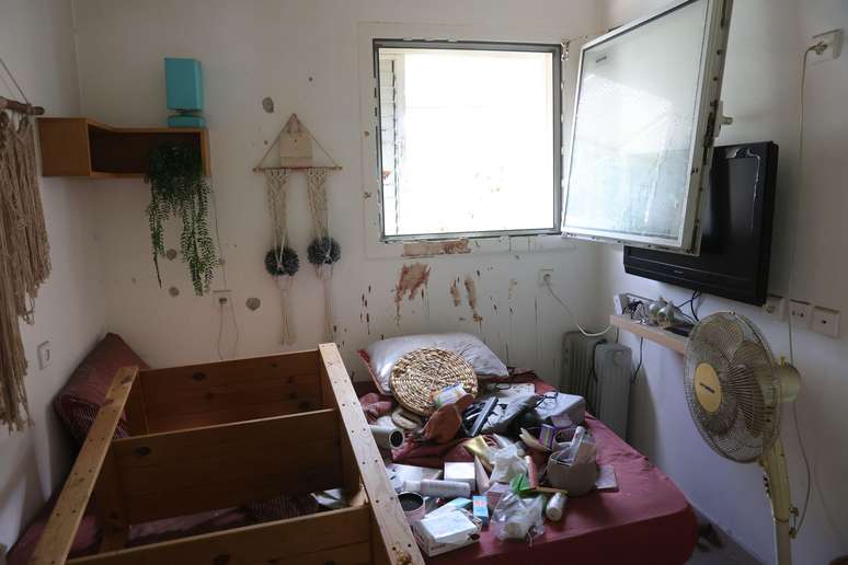 Sangue nas paredes de uma sala dentro do Kibutz Kfar Aza, em Israel; o kibutz foi alvo de ataque do Hamas em 7 de outubro