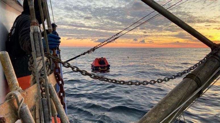 Pescador foi encontrado por canandenses quando guarda costeira americana já havia desistido