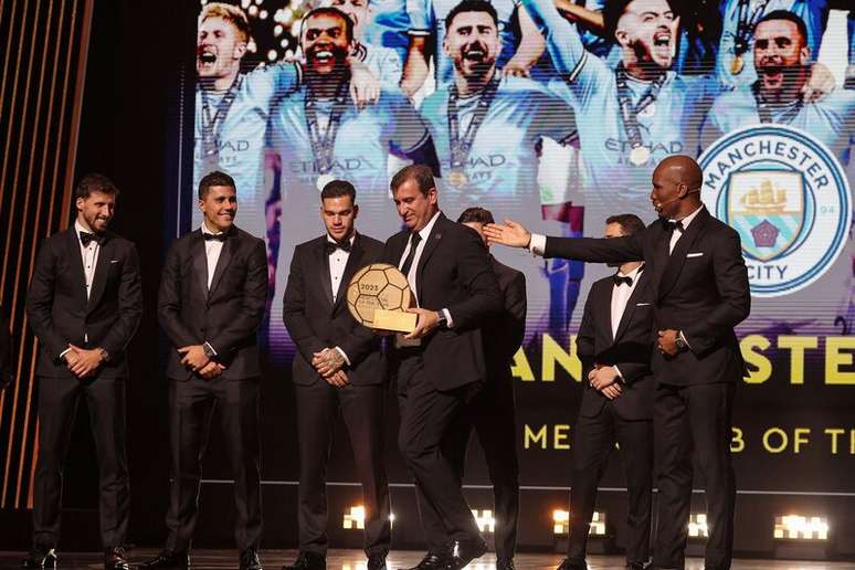 CEO do Manchester City, Ferran Soriano recebeu o troféu de melhor clube –