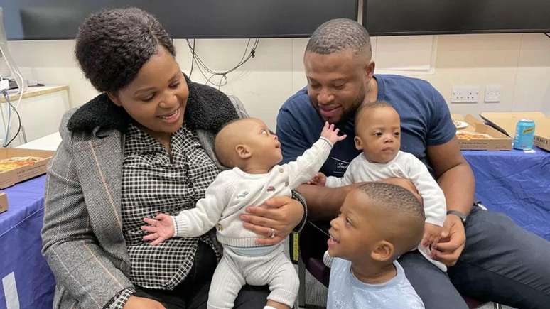 Zion and Zayne, aos seis meses, com a fam&iacute;lia